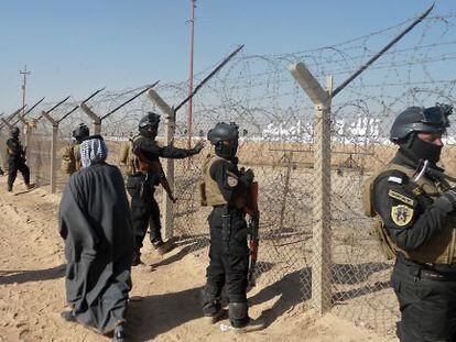Fuerzas especiales iraqu&iacute; vigilan el Camp Ashraf, asentamiento de los milicianos iranies exiliados, en la provincia de Diyala (Irak)