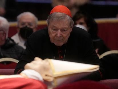 El cardenal George Pell, en la capilla ardiente de Benedicto XVI.