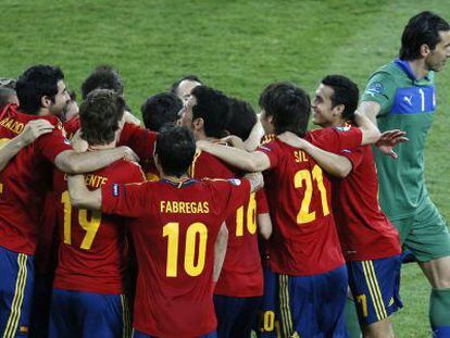Buffon felicita a los jugadores españoles.