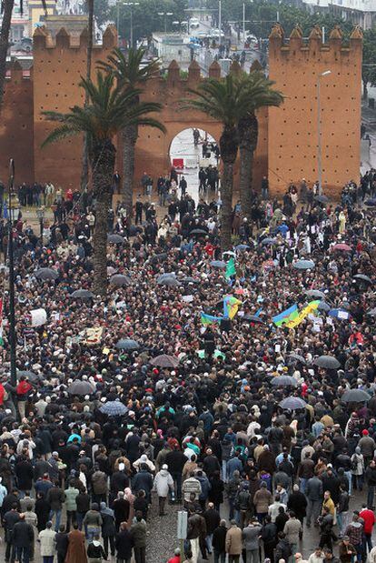 Manifestantes en la plaza de Bab Alhad, en Rabat.