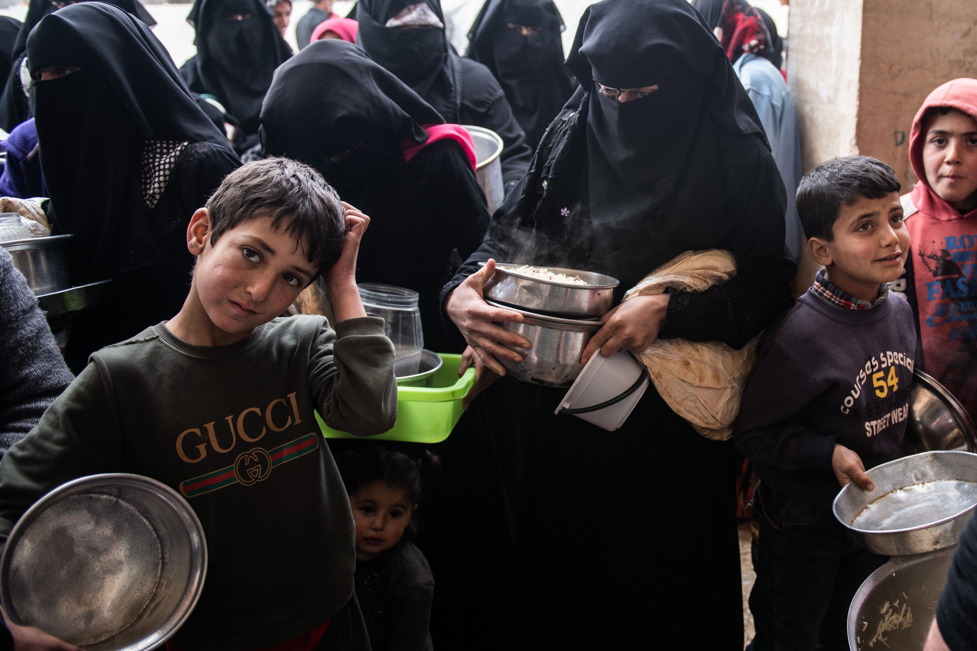 Desplazados sirios aguardaban a recibir comida, en febrero en la provincia de Idlib. Burak Kara (Getty Images)
