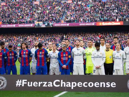 Los jugadores del Bar&ccedil;a y el Madrid homenajean al Chapecoense. 