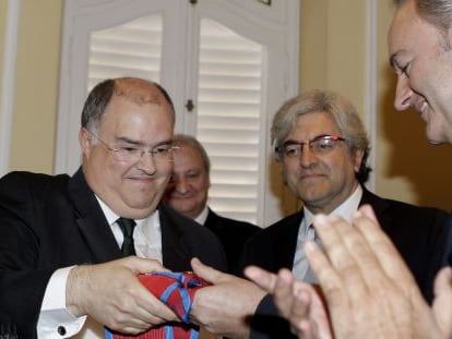 Fernando de Rosa, en el acto de entrega de la Gran Cruz de San Raimundo de Pe&ntilde;afort, al que ha asistido Alberto Fabra.