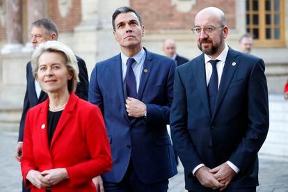 El presidente español ,Pedro Sánchez, entre la presidenta de la Comisión Europea, Ursula von der Leyen, y el del Consejo, Charles Michel, en marzo pasado en Versalles (París).