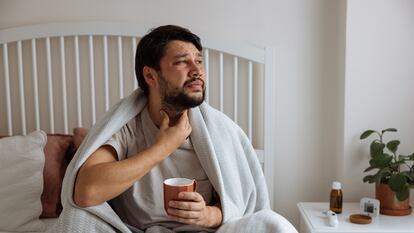 Un joven tiene molestia en la garganta al despertar.