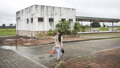 Una mujer camino por la desierta ciudad del milenio de Pañacocha.