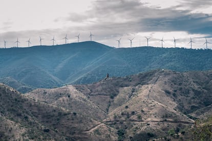 Una fila de aerogeneradores recorre el paisaje de Carratraca, Málaga.