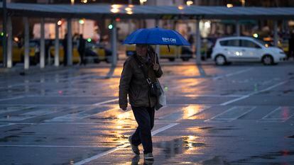 Un hombre camina con un paraguas bajo la lluvia en los exteriores de la Estación de Sants de Barcelona, el pasado día 9 de febrero.