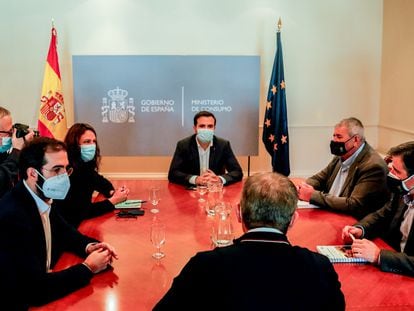 El ministro de Consumo, Alberto Garzón, con representantes de UPA, durante su reunión en la sede del Ministerio, este jueves.