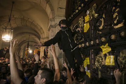 Grups de manifestants arriben a les portes del Parlament després de trencar el cordó policial i enganxen adhesius amb el lema “República en construcció”, després de la marxa a Barcelona pel primer aniversari del referèndum il·legal de l'1 d'octubre del 2017.