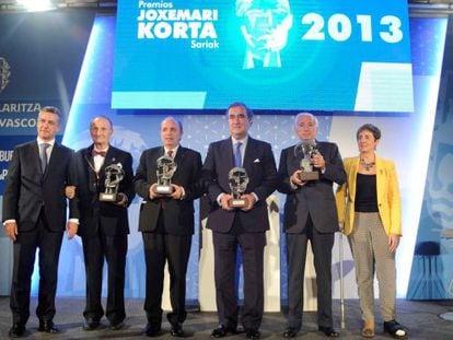 Desde la izquierda, Urkullu, Zaragüeta, Alberdi, Arana, Faustino y Tapia, en la entrega de los premios.