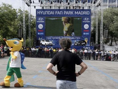 Escasos aficionados siguen el Brasil-Chile en la &#039;fanzone&#039; junto  al Bernab&eacute;u. Entre los animadores estaba Fuleco, el armadillo mascota del Mundial de Brasil.