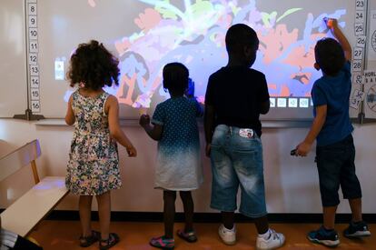 Alumnos juegan con una pizarra digital en un colegio de Capelette, Marsella.
