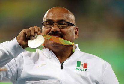 Luis Zepeda muestra su plata ganada en Río.