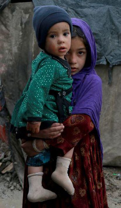 Dos niños en el asentamiento de desplazados internos de Chahr-Khalayay-Wazirabat, en el centro de Kabul.