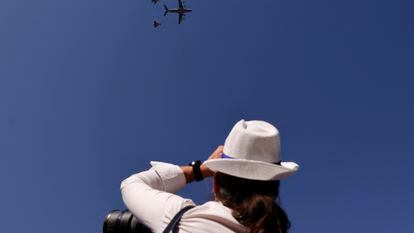 Dos cazas simulan una operación de reabastecimiento en vuelo con un avión cisterna en el desfile del pasado 12 de octubre en Madrid.