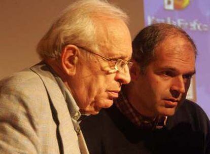 Gonzalo Muga (derecha) junto al premio Nobel Roy Glauber.
