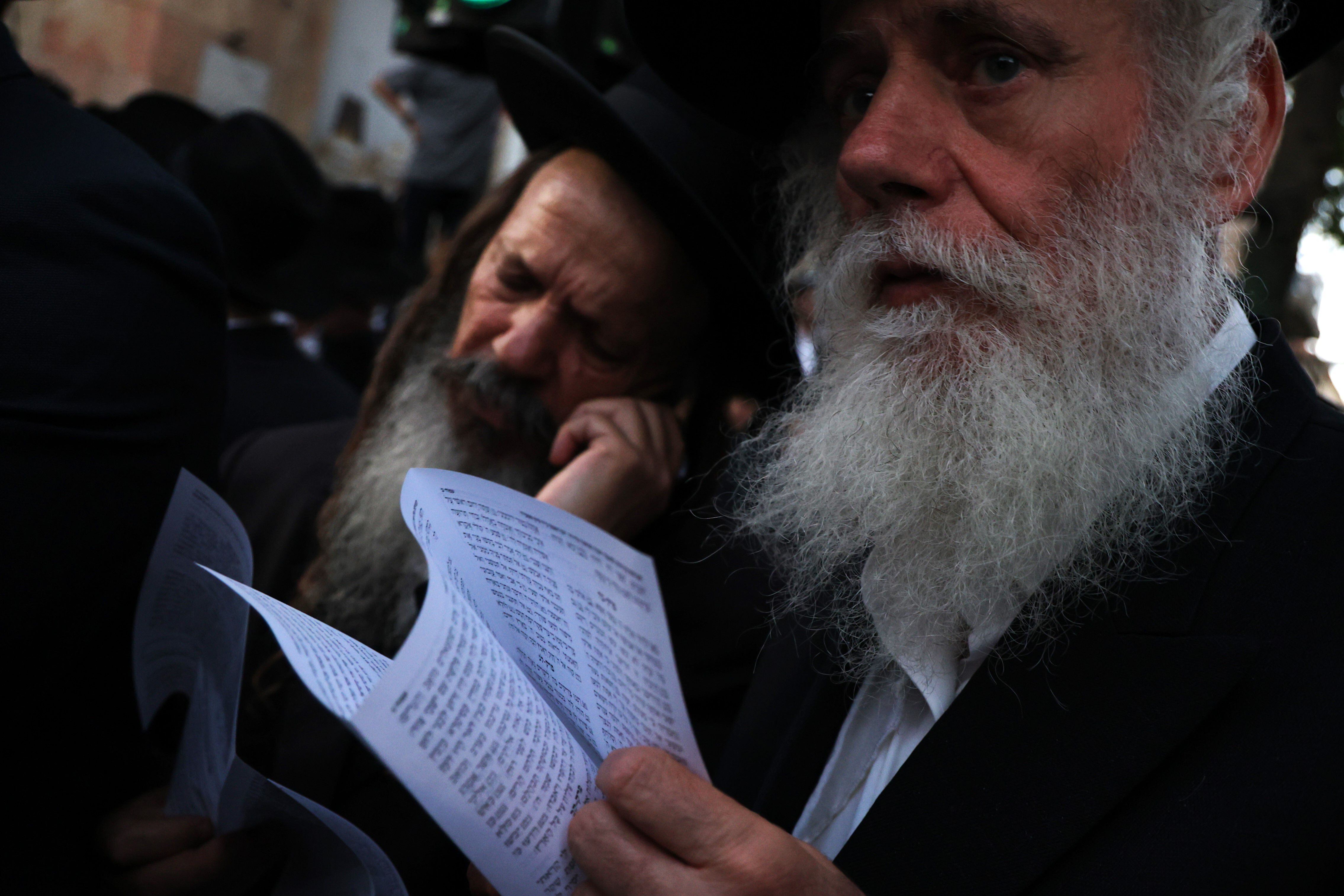 Os religiosos protestaram no bairro de Mea Sharim, em Jerusalém, contra o fim da isenção militar de que gozavam. 