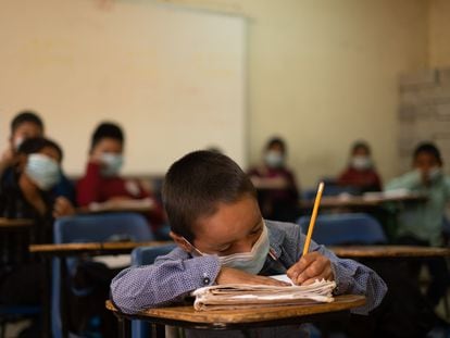 Un niño toma clases en una escuela de Chiapas (México), en diciembre de 2021.