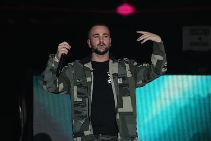El cantante Zzoilo durante la gala de LOS40 Primavera Pop, este viernes en el WiZink Center de Madrid.