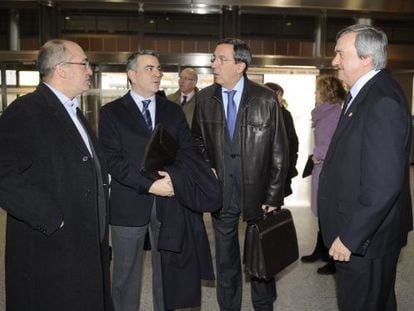 De izquierda a derecha, los diputados generales de Gipuzkoa, Martin Garitano; Álava, Javier de Andrés; y Bizkaia, José Luis Bilbao, con el consejero de economía, Carlos Aguirre.