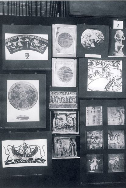 Panel número 2 (&#39;Representación griega del cosmos&#39;) del <i>Atlas Mnemosyne</i> (Akal), de Aby Warburg.