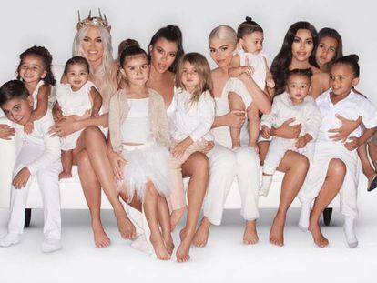 Las hermanas Khloé, Kourtney, Kylie y Kim Kardashian rodeadas de todos sus hijos, en una imagen de Instagram.
 