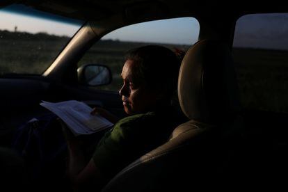 Un residente local traslada en su vehículo a Maria desde el centro de detención de Port Isabel hasta el refugio de la Posada Providencia, en San Benito, Texas (EE UU).