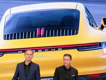 El presidente de Porsche, Oliver Blume (izquierda), y el vicepresidente y director financiero, Lutz Meschke, el viernes 15 en Stuttgart.  