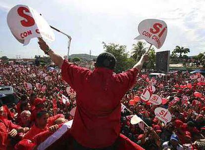Chávez agita banderolas durante un acto celebrado ayer a favor de sus reformas.