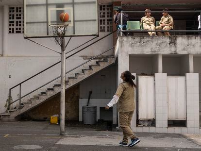 Reclusas juegan en una cancha de la cárcel de Mujeres El Buen Pastor, en Bogotá.
