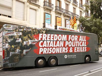 L'autobús de la campanya d'Òmnium Cultural que reclama la llibertat dels presos del procés.