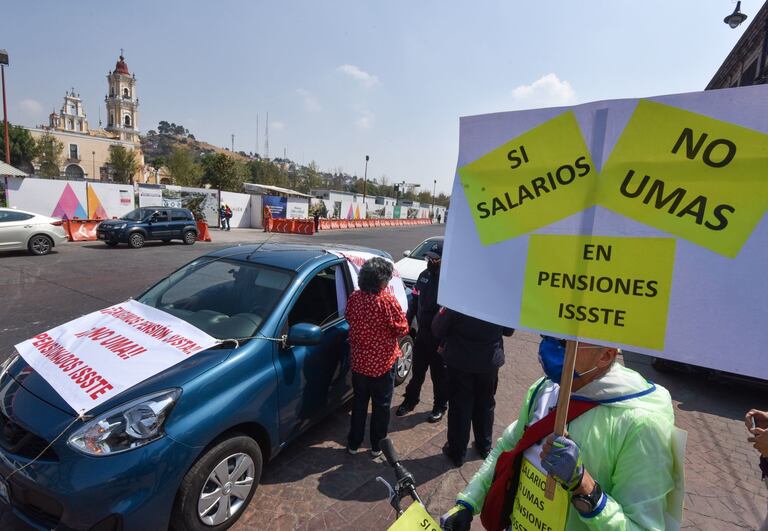 Caravana de pensionados alrededor de la Plaza de los Mártires de Toluca.