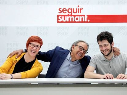 De izquierda a derecha, Águeda Micó (Compromís), Manolo Mata (PSPV) y Antonio Estañ, de Podem, al comienzo de la octava reunión negociadora.