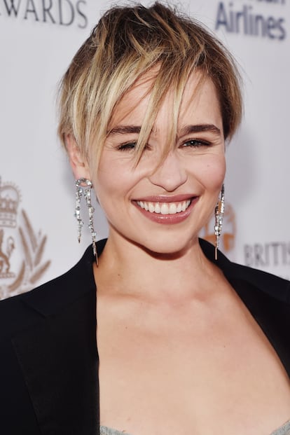 "¿Qué se siente al interpretar a una mujer fuerte?".

A Emilia Clarke la tienen hartita cada vez que un periodista se le acerca y le hace la cuestión en ciernes sobre su personaje en Juego de Tronos. "¿Qué tal si en vez de contarte cómo es interpretar a una mujer fuerte, te cuento cómo es interpretar a una mujer, punto? Hay quitar el adjetivo 'fuerte' de ahí", dijo en la charla Women in Motion en el festival de Cannes, y añadió: "Es una pregunta que le han hecho demasiadas veces. "Es que, si estás diciendo que es fuerte, eso significa que si lo quitas... ¿hay una opción 'debil'? ¿Acaso crees que una protagonista femenina en una película va a ser una mujer débil? Estoy muy frustrada con eso, porque nunca preguntas por 'hombres fuertes' a no ser que sean fuertes físicamente. Cambiemos esta pregunta'", sentenció.