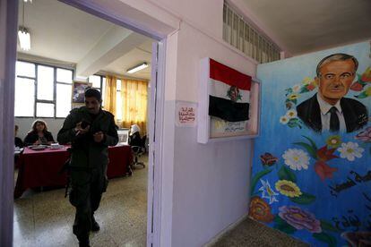 Un soldado del Ejército sirio camina dentro de un centro electoral en Damasco, Siria.