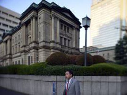 Un hombre camina frente a la sede del Banco de Japón en Tokio, Japón