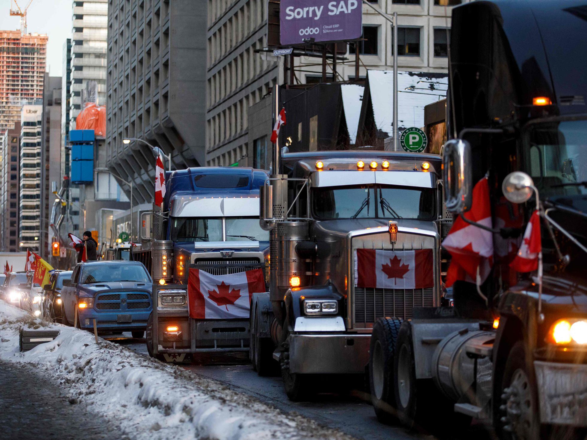 CAMIONEROS toman OTTAWA para protestar contra VACUNAS OBLIGATORIAS EL PA S