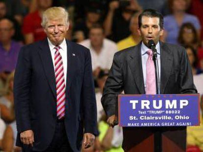 Donald Trump Jr. presenta a su padre, el presidente de EE UU, en un evento.