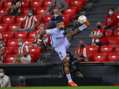 Memphis Depay, en acción durante el partido de Liga contra el Athletic en San Mamés.