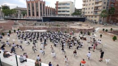 La banda juvenil Unió Musical de Llíria tocando en las termas romanas de Mura.