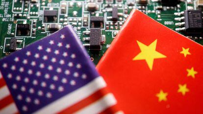 Banderas de EE UU y China, sobre una placa de circuito impresa con chips.