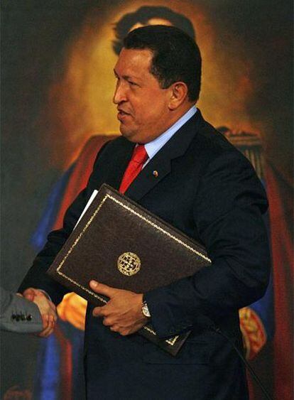 Hugo Chávez, delante de un retrato de Simón Bolívar durante un acto oficial en Caracas.