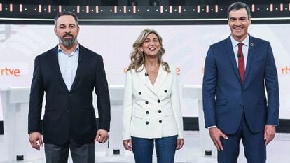 Pedro Sánchez (derecha), Yolanda Díaz y Santiago Abascal, en el Debate a tres en RTVE.