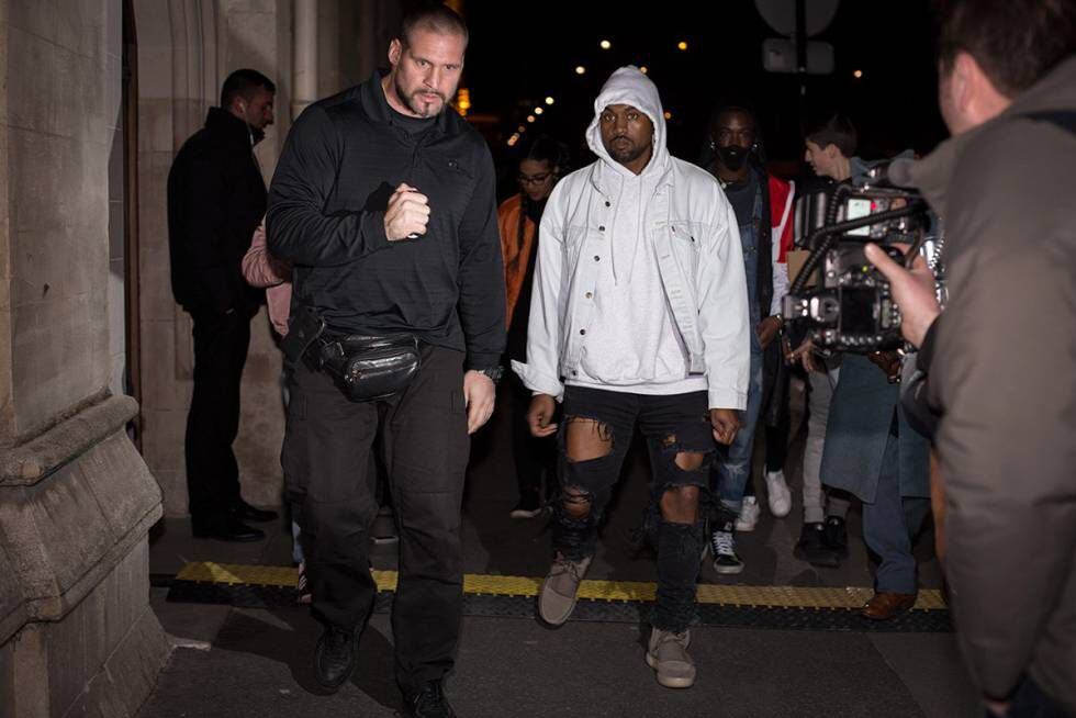 Pascal acompaña a Kanye West durante sus salidas para evitar que los fans se le acerquen demasiado.