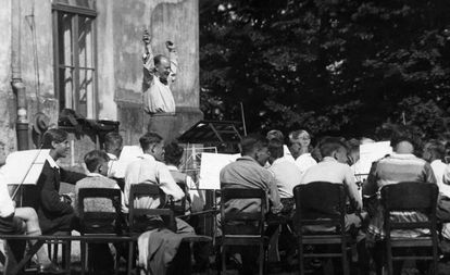 Paul Hindemith durante un ensayo en Plön (Alemania) en 1932.