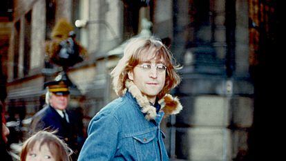 John Lennon, en Nueva York en 1977. A la izquierda de la imagen se puede ver a Yoko Ono y al hijo de la pareja, Sean.