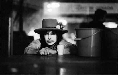 Bob Dylan con la cara maquillada de blanco aguardando en el backstage.