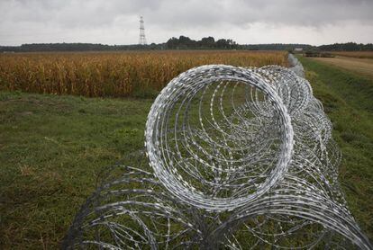 Hungría ha instalado bobinas de alambre de espinos cerca de un cruce fronterizo con Eslovenia para intentar evitar el paso de refugiados.