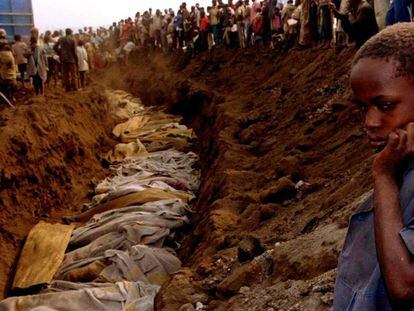 Una niña ruandesa ante una fosa común donde decenas de cadáveres van a ser sepultados, el 20 de julio de 1994.